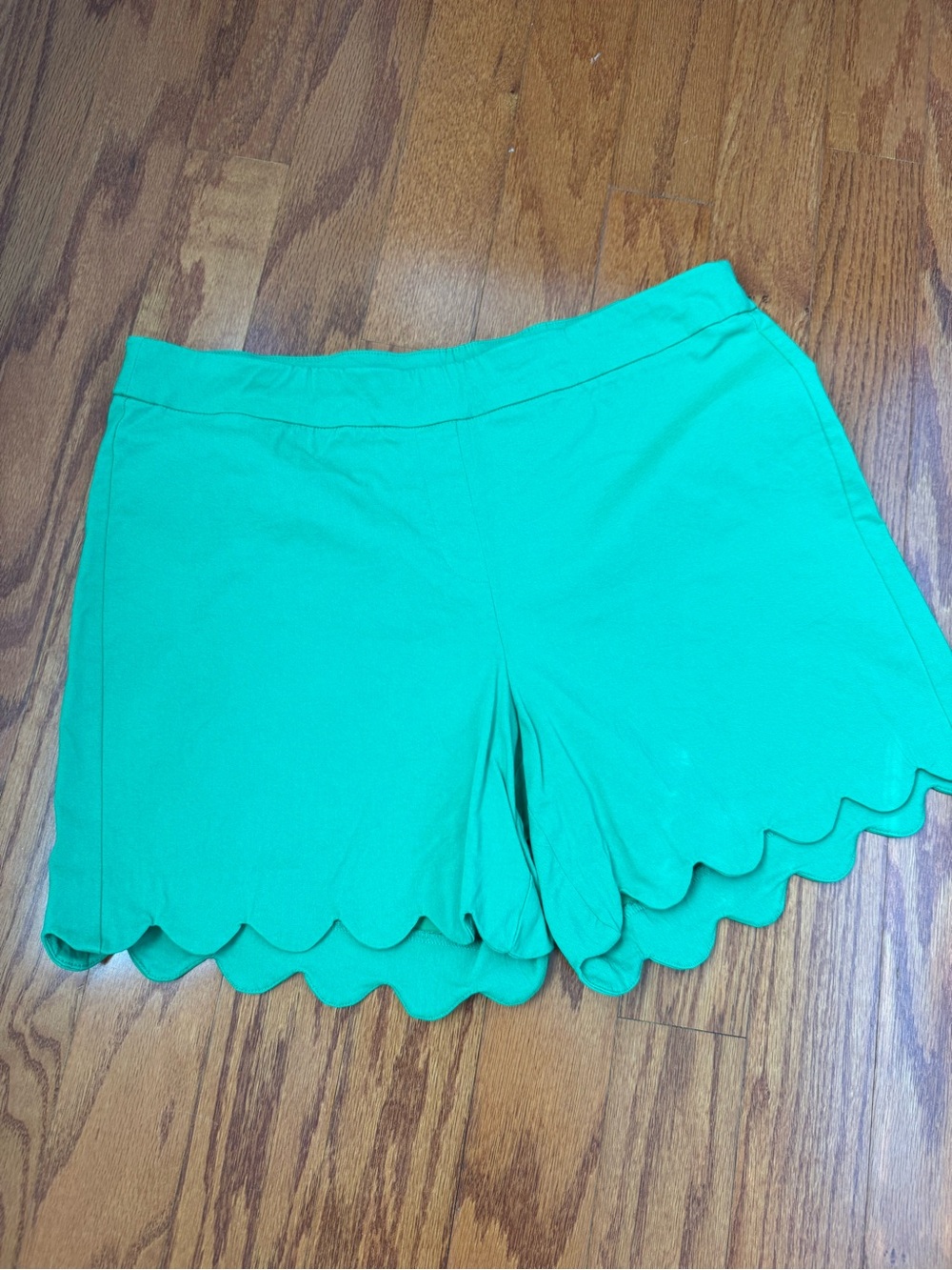 Green Scallop-Hem Women's Shorts